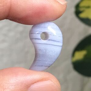 ブルーレースアゲート 勾玉 アゲート 天然石 ペンダント チャーム 握り石 アクセサリー素材