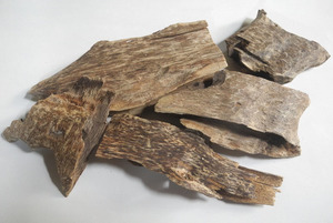 ベトナム産 香木 沈香 本物 良品！ 23g 木片 チップ 伽羅 agarwood 火で炙ると良い香りがします！ お香