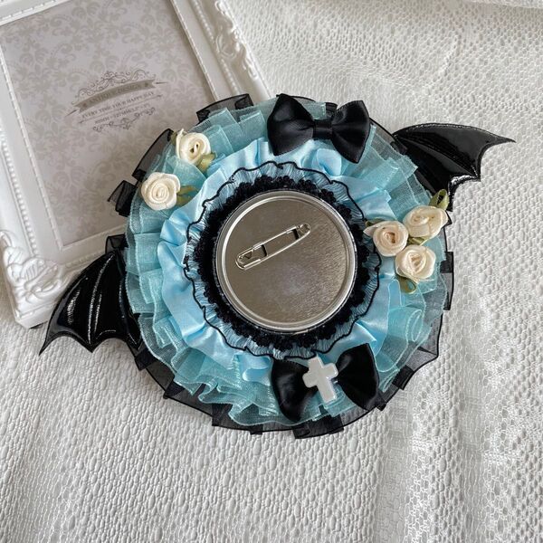 痛ロゼット ロゼット 天使 悪魔 猫 ネコ耳 ライトブルー 水色 黒レース 羽 翼 58mm缶バッジ ロリータ 痛バッグ 推し活