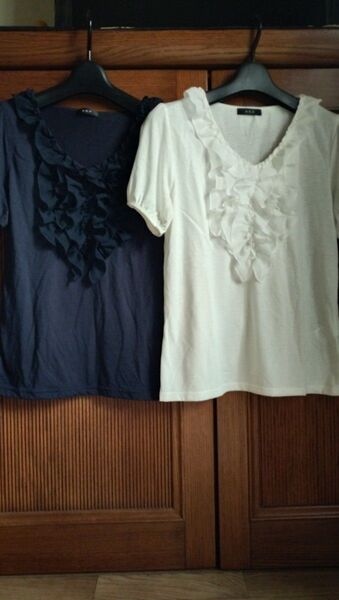 a.v.v襟フリルカットソー黒☆ホワイトも有☆2枚まとめて2500円でも可☆通勤通学#ビジネス#ジャケットインナー#
