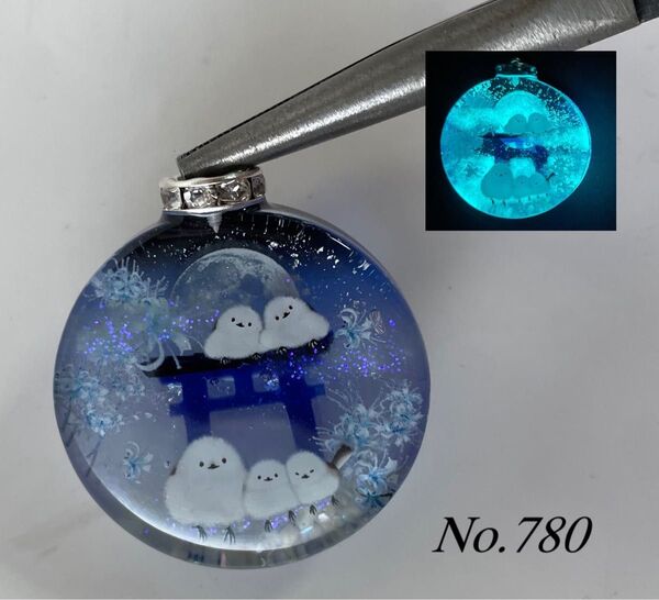 展示用/レジン/彼岸花と鳥居とシマエナガ 蓄光 オルゴナイトネックレス