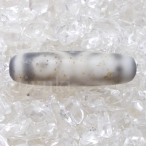 御幸天珠 AA01250 三眼天珠 42x12mm 白地 儚くも純粋 白色の天珠 マットな質感 風化による色の変化 手触りなめらか 3眼天珠_画像3