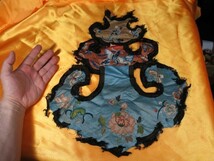 A　中国刺しゅう襟元飾り　清時代　宮廷服　古裂　絹織物_画像1
