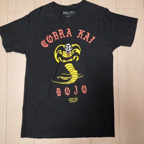 【6/13までスーパーセール】BOXLUNCH COBRA KAI DOJO ベスト・キッド Tシャツ
