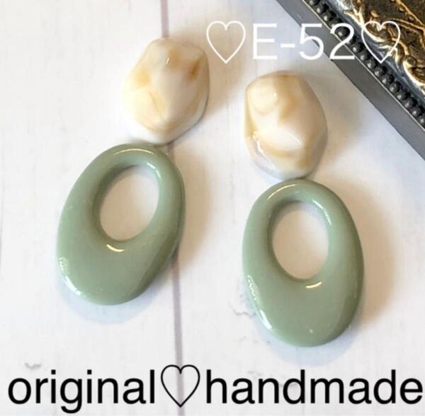E-52★ハンドメイド★ピアス★イヤリング★ベージュカボション★オーバルリング★
