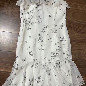 お値下げ不可 清々しさを感じる白 ワンピース フリルもかわいい プライベートレベル とてもきれいです S