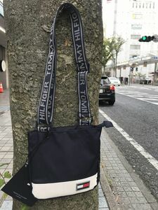 USA正規品 トミーヒルフィガー TOMMY HILFIGER クロスボディ THE SYDNEY 斜め掛け ボディバッグ 紺 白 2トーン ショルダー フラッグロゴ