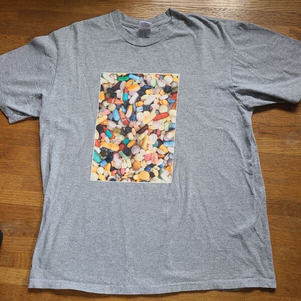Tシャツ supreme pills