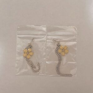 フラワーピアス (パーティーなど)