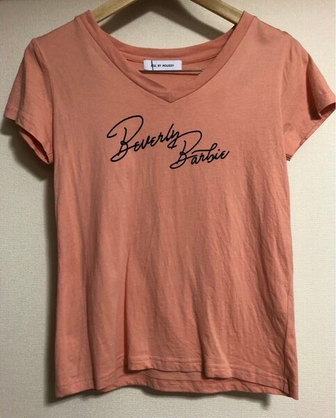AZUL BY MOUSSY beverly barbieロゴVネックTシャツ