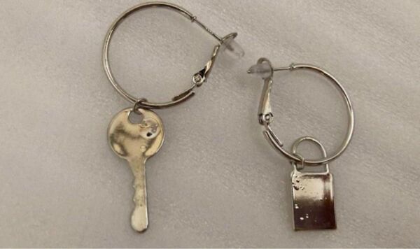 アクセサリー 地雷系 量産型 シルバー 病みかわ 南京錠 鍵 ピアス