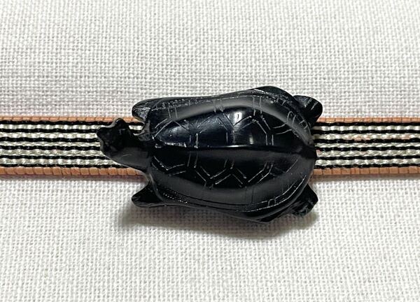 NO.289 帯留め 亀 天然石 黒 リメイク品(帯留 帯飾り 和装小物)ハンドメイド品