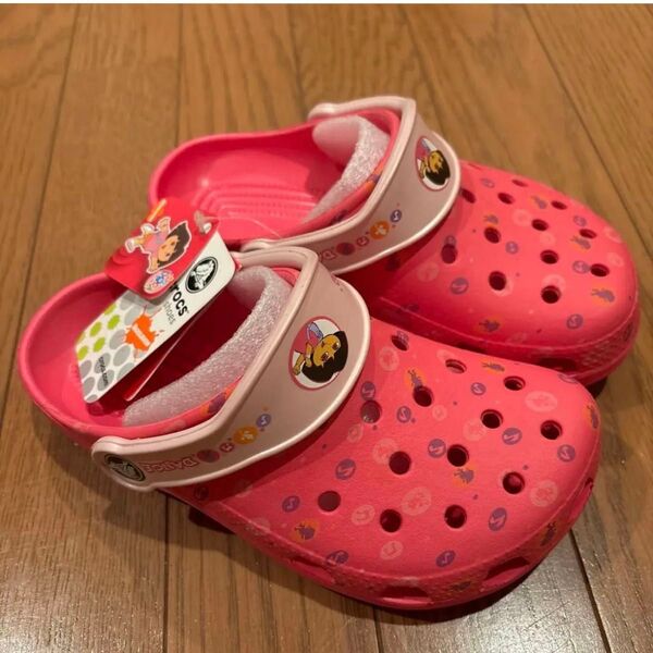 新品タグ付き crocs サンダル 20cm 正規品 Dora サンダル ピンク かわいい バービー