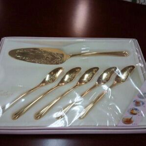 ティースプーンとケーキサーバーのセットです。発送は箱から出して本体のみの発送にさせて頂きます!