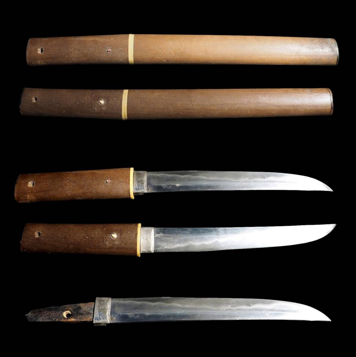 真剣 日本刀 短刀 26.3cm 細湾れ刃 拵え入り 小柄付き 渋い黒 真剣 日本刀 短刀 26.3cm 細湾れ刃 拵え入り 小柄付き 渋い黒