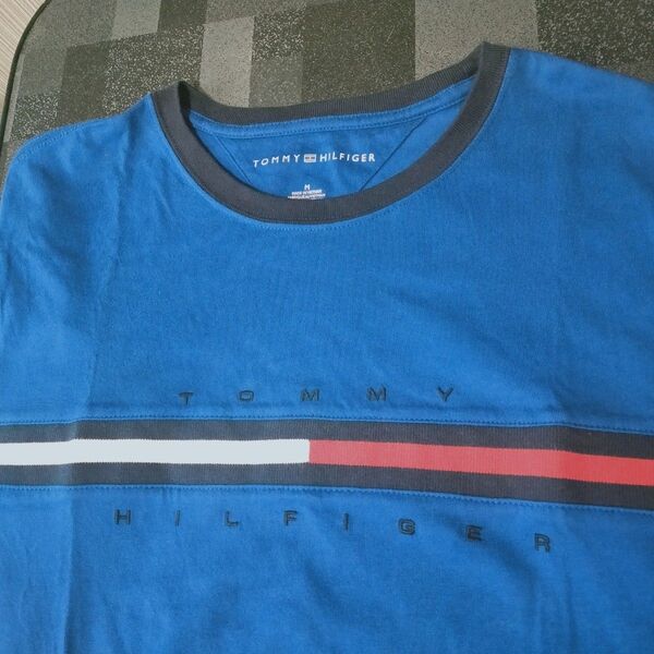 【超美品】TOMMY HILFIGER ブランドロゴ 半袖Tシャツ 古着 紺色 M