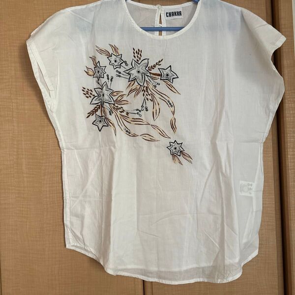 フレンチスリーブ刺繍トップス 半袖Tシャツ 半袖カットソー 白 Tシャツ クルーネック 半袖 ホワイト花柄 フラワー