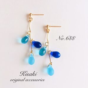 No.688*チェコティアドロップ3連ひねりゆらゆらピアス(ブルー)