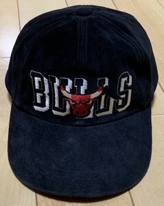 処分 良品 黒 CHICAGO BULLS シカゴ ブルズ ロゴ 刺繍 キャップ 帽子 / レザー スエード 豚革？