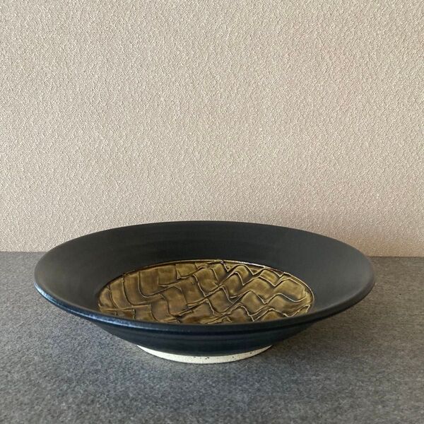 鉢 陶器 陶芸 ハンドメイド 手作り 削り文様 削ぎ 鎬 波文様 黒
