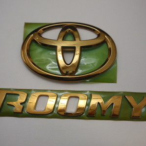 7トレジャー 【 新品トヨタ純正エンブレムを加工!】トヨタ M900A / M910A ルーミー TOYOTA ROOMY プレミアム ゴールド エンブレム 2点