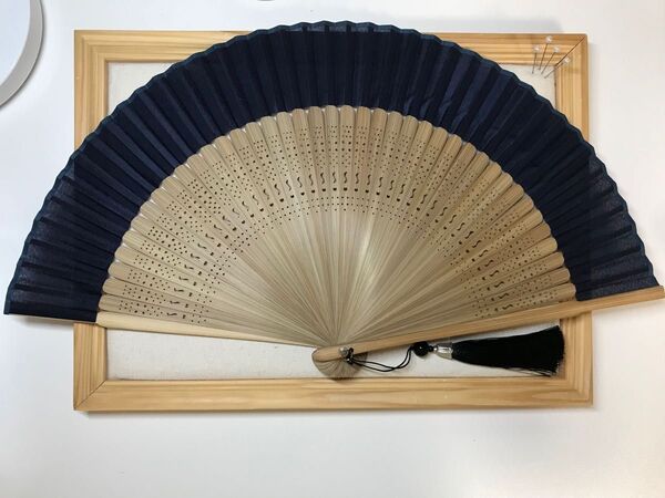 【新品】訳あり 竹扇子 無地 和風 高級 贈り物 和装小物 透かし彫り 紺色