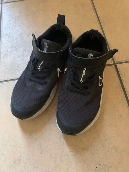 NIKE スニーカー ナイキ ブラック シューズ 子供 靴 黒 22