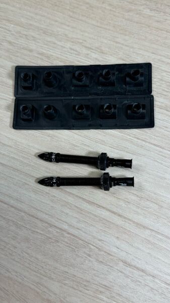 ケーシーエヌシー(KCNC) アルミチューブレスバルブ 65mm ブラック