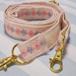 台湾製のフラワー刺繍リボンのスマホショルダー・ストラップ
