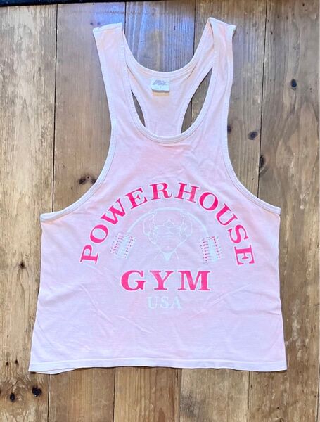 パワーハウスジムPOWERHOUSE GYM タンクトップ USA Mサイズ★ボディービルダー★カラー薄いピンクオレンジ
