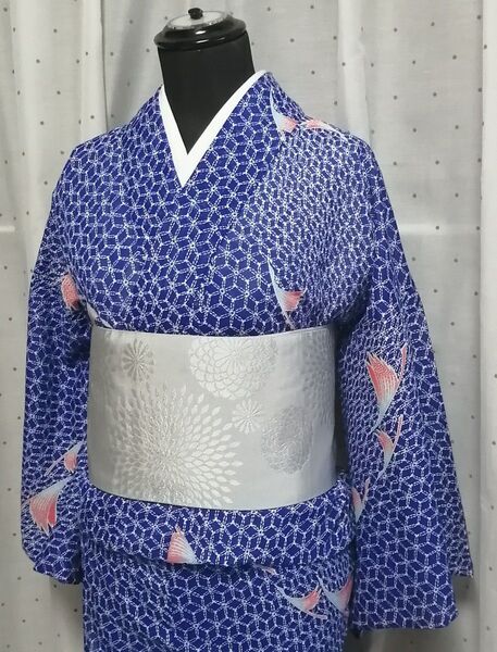 夏着物 単衣 絽 ポリエステル 洗える着物 紺色地に麻の葉変形点画に夕焼けに染まる鶴柄