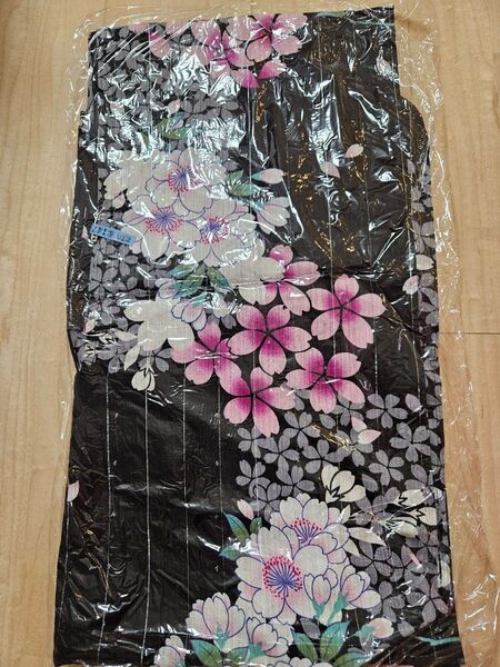 鮮やかな 桜の花柄が 可愛らしい★ 黒×ラメ ストライプ 浴衣☆