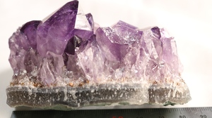 ★紫水晶原石（アメジスト）　重さ：約244ｇ　Ｈ：約4.8㎝　Ｗ：約5.5㎝　Ｄ：約8.4㎝★