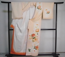 【着物のちさと屋】B862　着物・訪問着 袷　美品　正絹精華ちりめん地　薄黄ベージュ・ぼかし花柄、御所車模様_画像3