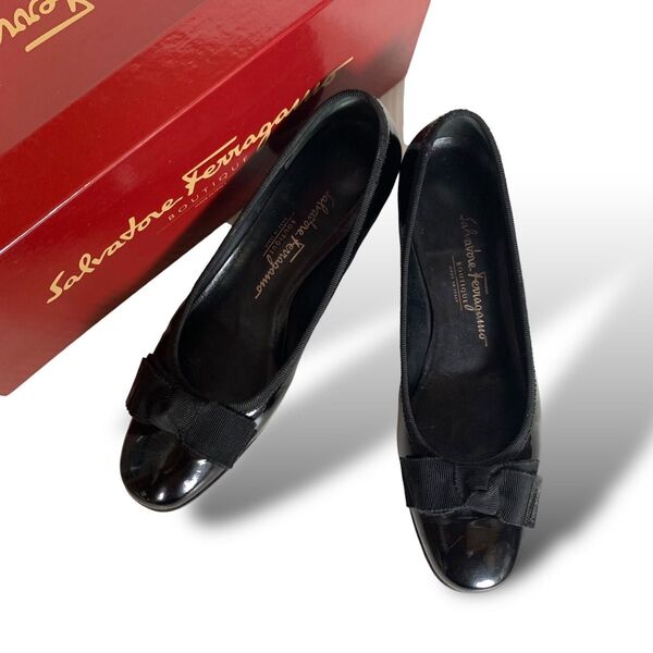 フェラガモ Ferragamo パテントレザー パンプス 黒 ブラック リボン