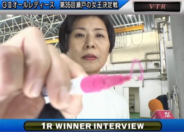 森岡まき勝利者インタビュー直筆サインパネル