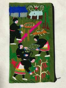ラオス産 モン族伝統手刺繍 生活風景模様 長型ポーチ(両面タイプ・緑)
