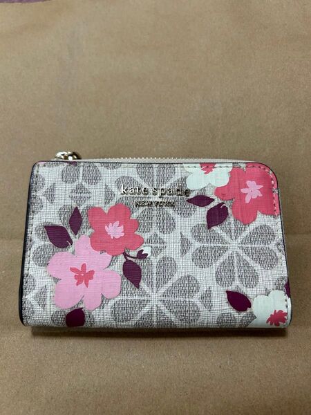 kate spade カードケース期間限定デザイン キーチェーン付き