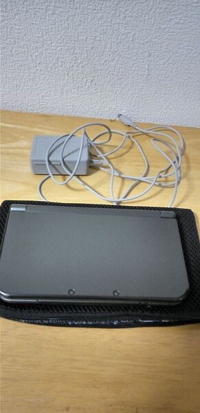 newNintendo3DSLLメタリックブラック本体と充電器 3DSのソフト19本とDSのソフト31のまとめ売り