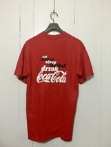 90's デッドストック☆Coca Cola コカコーラ 発砲プリント 半袖Tシャツ 約L-XLサイズ 赤 ブランドロゴ OLD ビンテージ サッカー_画像2