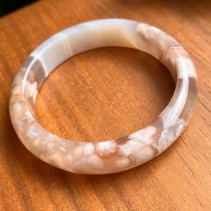 高品質の桜瑪瑙くり抜きバングル