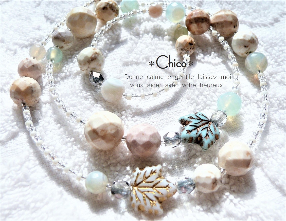 ◆82 cm◆Magnésite blanche x beige/pierre naturelle bleu clair et feuille d'érable, etc. Collier fait main ♪ ★Livraison gratuite pour 2 articles ou plus !★, collier, pendentif, pierres de couleur, autres