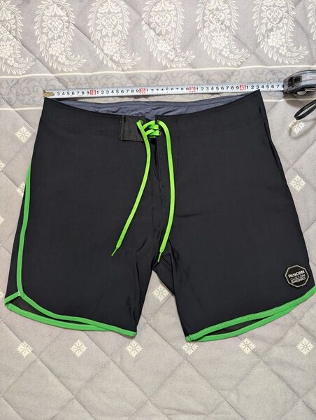 【定価15,400円】日本製 リンコン サーフトランクス 34 ブラックxグリーン サーフパンツ ショートパンツ ブラック 黒
