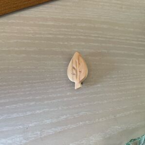 ハンドメイド 葉っぱ ブローチ 木彫り 北欧 国産檜 天然色 手作り 葉
