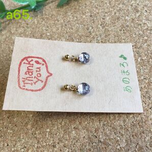 a65. ** 一粒ガラスピアス(キラキラ入り)** サージカルステンレス 21G 0.7mmポスト ゴールドメッキ 揺れるタイプ