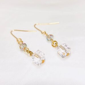 ハンドメイドピアス キューブピアス ビーズアクセサリー 透明 キラキラ 夏 光 かわいい シンプル ゆらゆら きれい ゴールド