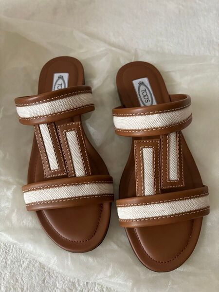 TOD’sダブルTレザーサンダル