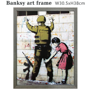 バンクシー アートフレーム (ガールサーチングソルジャー) Banksy ポスター 身体検査 ストリート グラフィティ 絵 複製画 代表作 有名作品