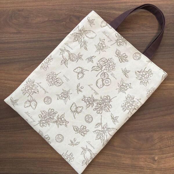 ぺたんこトートバッグ A4サイズ ハンドメイド フラワー&ベリー ベージュ