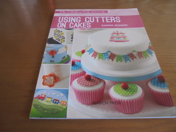 洋書Using Cutters on Cakes カッターを使って作る可愛いデコレーションケーキ